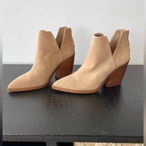 Vince Camino gigietta v cut ankle booties in tortilla tan suede like new